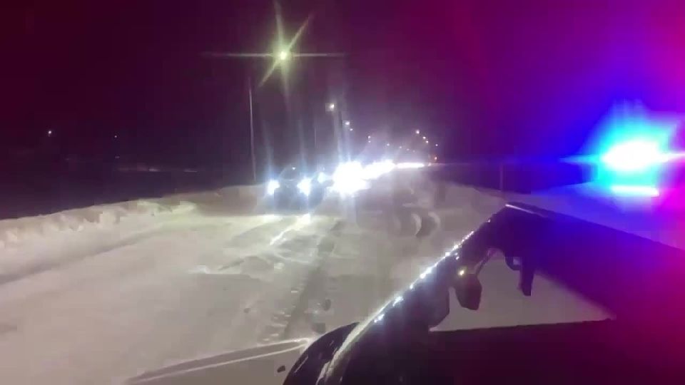 Что чувствует человек, когда его рабочее место — это занесённая трасса, а вместо коллег — метель и ветер, бьющий в лицо?