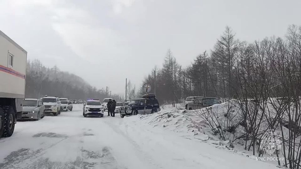 Сотрудники МЧС России сопровождают технику в условиях циклона на Сахалине