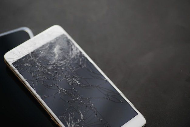 Житель Корсакова ответит перед законом за разбитый телефон племянницы