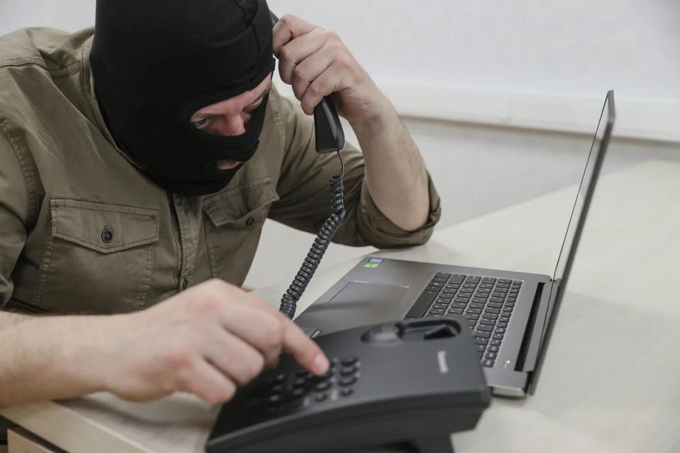 Двое сахалинцев пострадали от действий мошенников