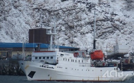 Сахалинский теплоход "Гипанис", потерявший ход в пути, доставил пассажиров на Камчатку