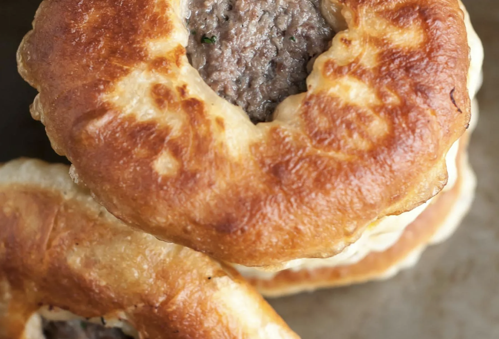 Как приготовить идеальные беляши: секреты сочности и хрустящей корочки