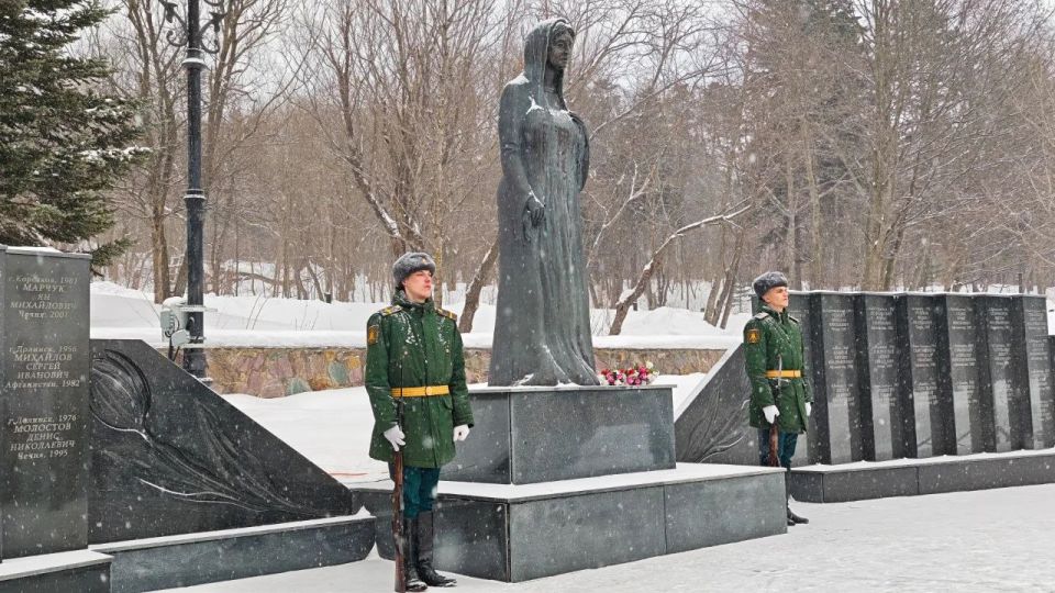 Руководитель следственного управления СК России по Сахалинской области Б.Б. Базаров совместно с сотрудниками и представителями регионального сахалинского отделения молодежного союза "Юный следователь" принял участие в...