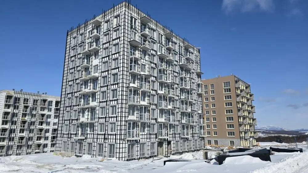 Среди пятиэтажек и домов частного сектора Корсакова - эта стройка явно выделяется Среди пятиэтажек и домов частного сектора Корсакова - эта стройка явно выделяется