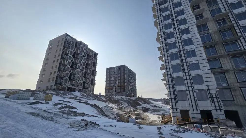 Среди пятиэтажек и домов частного сектора Корсакова - эта стройка явно выделяется