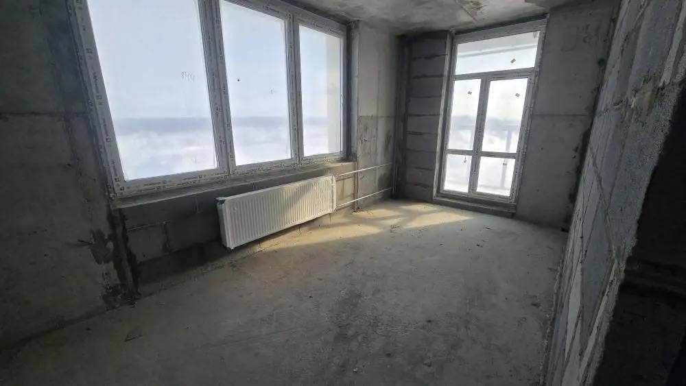 Среди пятиэтажек и домов частного сектора Корсакова - эта стройка явно выделяется Среди пятиэтажек и домов частного сектора Корсакова - эта стройка явно выделяется