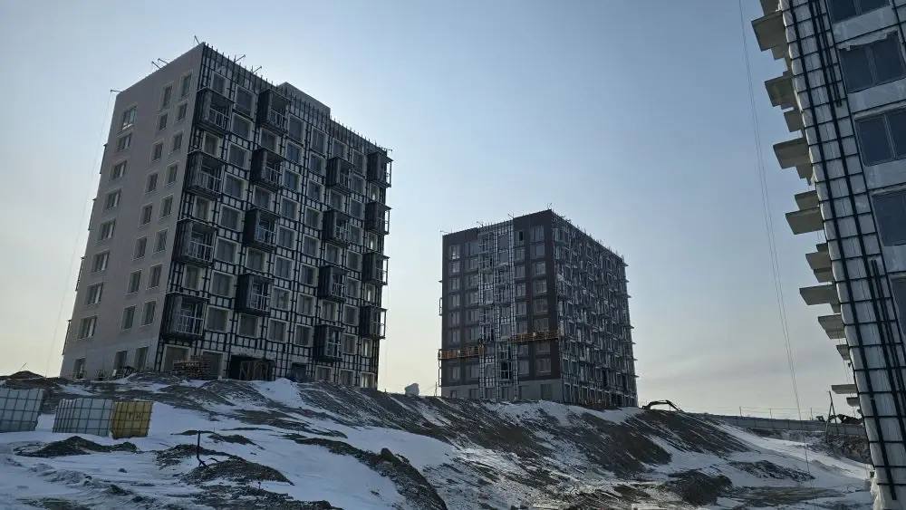Среди пятиэтажек и домов частного сектора Корсакова - эта стройка явно выделяется Среди пятиэтажек и домов частного сектора Корсакова - эта стройка явно выделяется