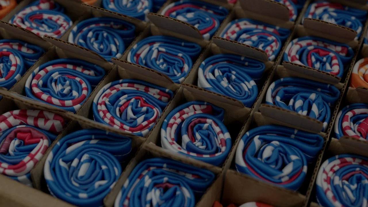 Участники XXVII Международного сахалинского лыжного марафона получают стартовые пакеты