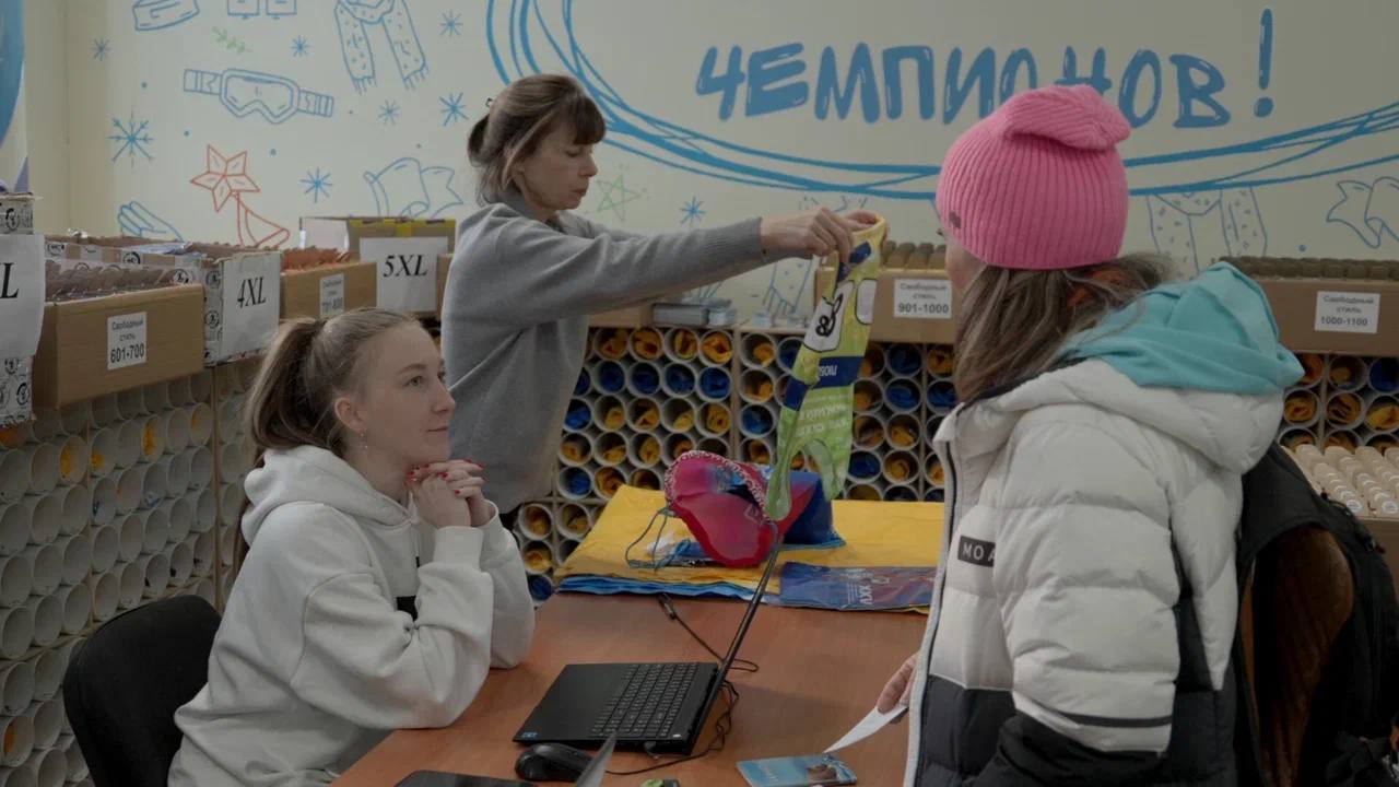 Участники XXVII Международного сахалинского лыжного марафона получают стартовые пакеты Участники XXVII Международного сахалинского лыжного марафона получают стартовые пакеты