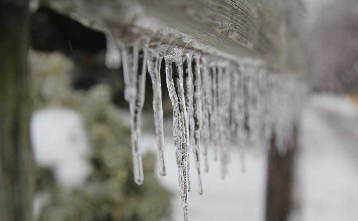 На Сахалине упавшие сосульки могут довести собственников домов и УК до уголовной статьи