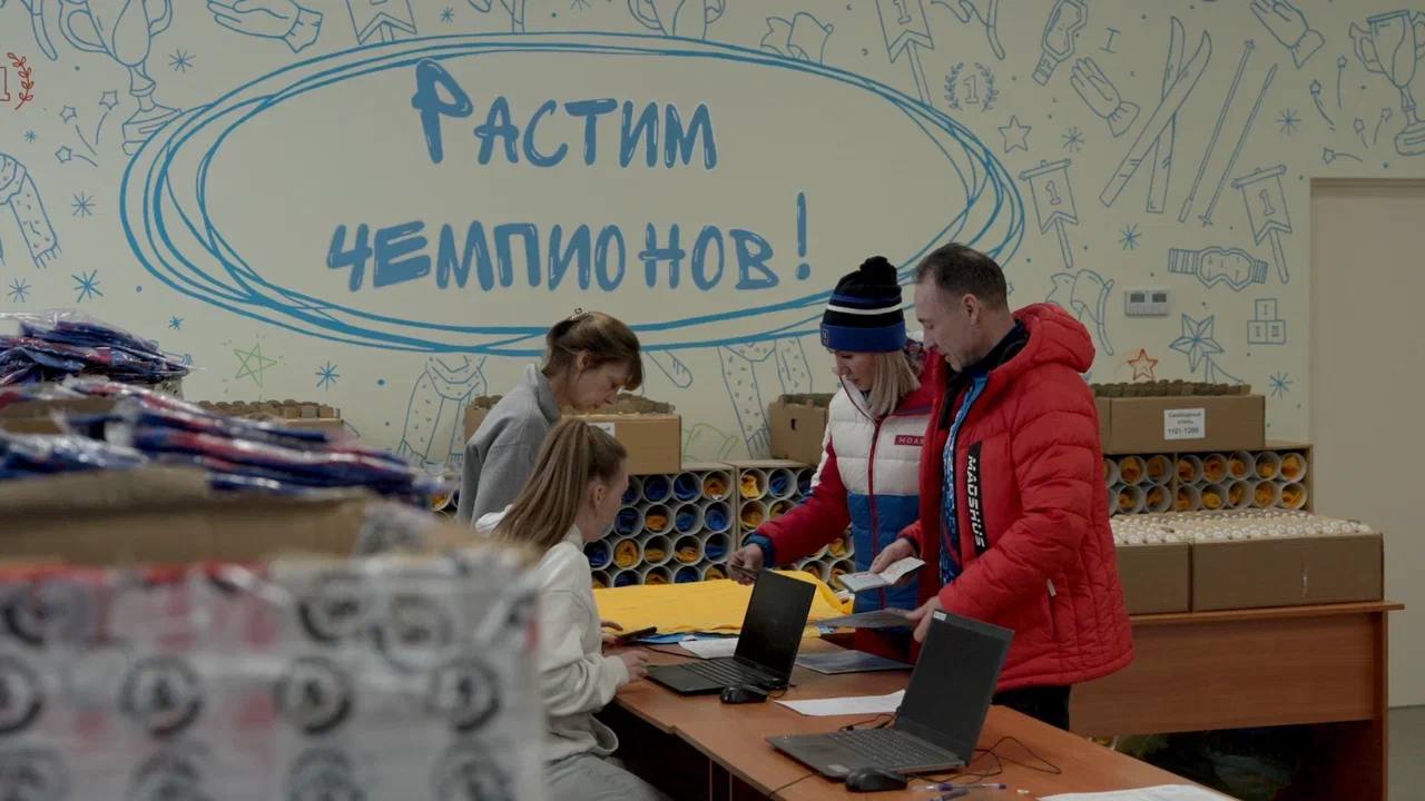 Участники XXVII Международного сахалинского лыжного марафона получают стартовые пакеты Участники XXVII Международного сахалинского лыжного марафона получают стартовые пакеты