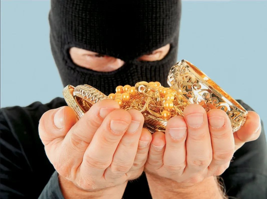 Анивские полицейские установили подозреваемую в краже денежных средств Анивские полицейские установили подозреваемую в краже денежных средств