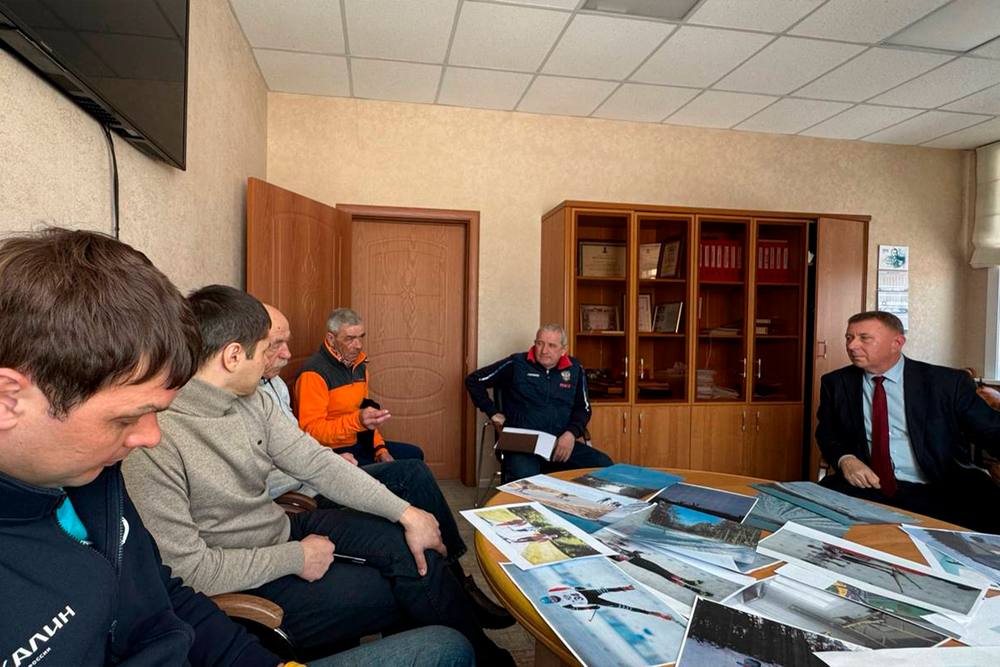 Максим Козлов встретился с жителями Корсакова и поздравил сотрудников СахНИРО Максим Козлов встретился с жителями Корсакова и поздравил сотрудников СахНИРО