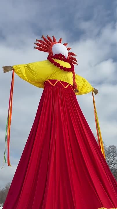 Наша масленичная кукла-чучело в этом году — настоящая красавица! Яркий символ Масленицы, она собрала в себе все краски праздника