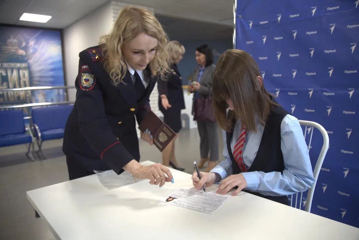В преддверии Дня защитника Отечества в Южно-Сахалинске прошла торжественная церемония вручения паспортов юным сахалинцам В преддверии Дня защитника Отечества в Южно-Сахалинске прошла торжественная церемония вручения паспортов юным сахалинцам