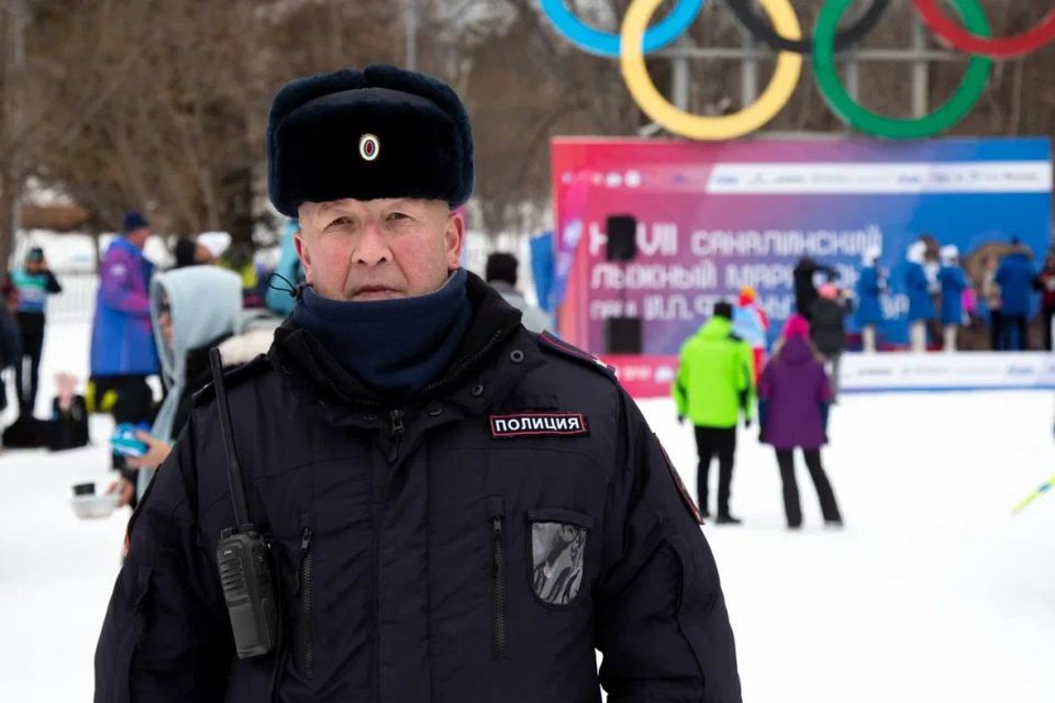 В погонах и на лыжах : сахалинские полицейские совместили службу со спортом на марафоне памяти Фархутдинова