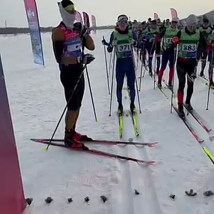 Александр Большунов на старте XXVII Международного сахалинского лыжного марафона