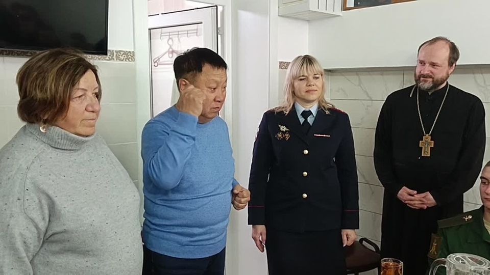 Члены общественного совета при УМВД России по Сахалинской области, поздравили солдат срочной службы с Днём Защитника Отечества