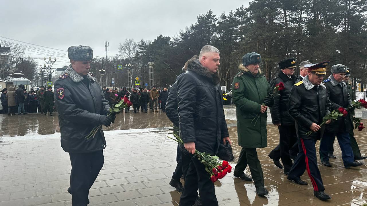 Начальник УМВД России по Сахалинской области полковник полиции Владимир Арбузов и личный состав сахалинской полиции приняли участие в торжественном митинге, посвященном Дню защитника Отечества Начальник УМВД России по Сахалинской области полковник полиции Владимир Арбузов и личный состав сахалинской полиции приняли участие в торжественном митинге, посвященном Дню защитника Отечества