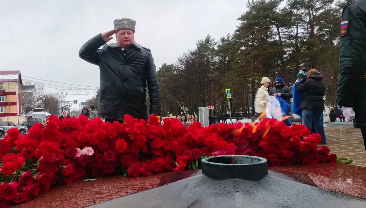 Начальник УМВД России по Сахалинской области полковник полиции Владимир Арбузов и личный состав сахалинской полиции приняли участие в торжественном митинге, посвященном Дню защитника Отечества Начальник УМВД России по Сахалинской области полковник полиции Владимир Арбузов и личный состав сахалинской полиции приняли участие в торжественном митинге, посвященном Дню защитника Отечества