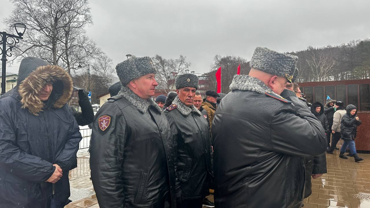 Начальник УМВД России по Сахалинской области полковник полиции Владимир Арбузов и личный состав сахалинской полиции приняли участие в торжественном митинге, посвященном Дню защитника Отечества Начальник УМВД России по Сахалинской области полковник полиции Владимир Арбузов и личный состав сахалинской полиции приняли участие в торжественном митинге, посвященном Дню защитника Отечества