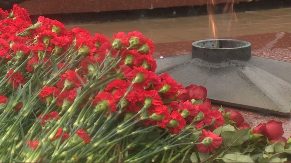 Память тех, кто погиб при защите свободы и независимости Родины, почтили сегодня в Южно-Сахалинске