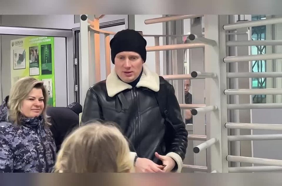 От лица женского коллектива Сахалинской полиции поздравляем всех мужчин с Днем защитника Отечества!