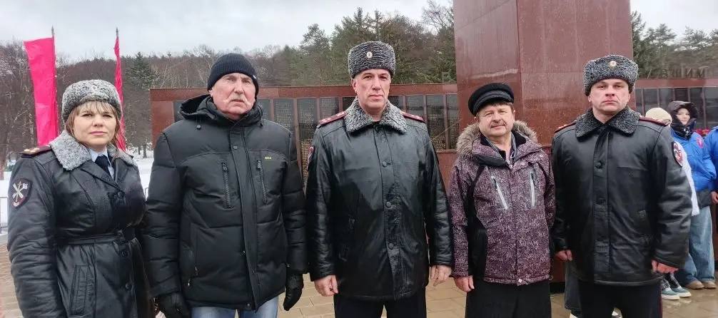 Начальник УМВД России по Сахалинской области полковник полиции Владимир Арбузов и личный состав сахалинской полиции приняли участие в торжественном митинге, посвященном Дню защитника Отечества Начальник УМВД России по Сахалинской области полковник полиции Владимир Арбузов и личный состав сахалинской полиции приняли участие в торжественном митинге, посвященном Дню защитника Отечества