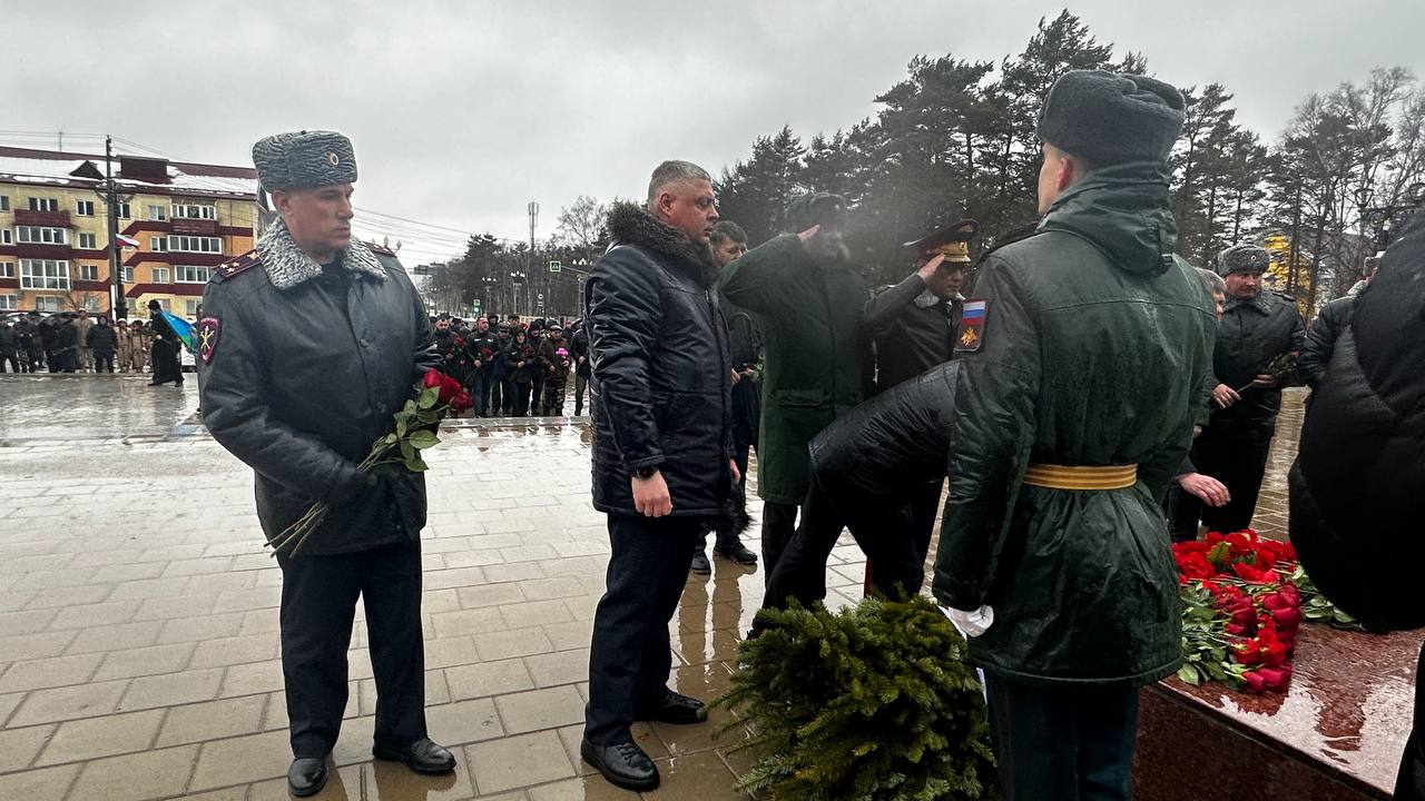 Начальник УМВД России по Сахалинской области полковник полиции Владимир Арбузов и личный состав сахалинской полиции приняли участие в торжественном митинге, посвященном Дню защитника Отечества Начальник УМВД России по Сахалинской области полковник полиции Владимир Арбузов и личный состав сахалинской полиции приняли участие в торжественном митинге, посвященном Дню защитника Отечества
