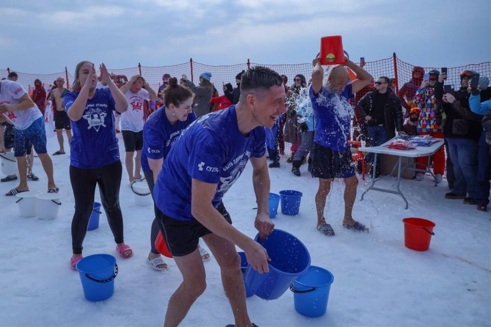 Больше 100 сахалинцев присоединились к акции по обливанию холодной водой