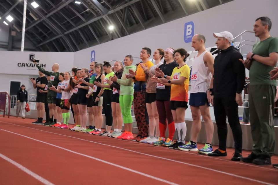 Сахалинские ветераны легкой атлетики впервые выступили в манеже