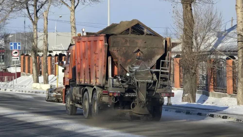 Последствия оттепели устраняют дорожники на трассах юга Сахалина с трёх часов ночи Последствия оттепели устраняют дорожники на трассах юга Сахалина с трёх часов ночи