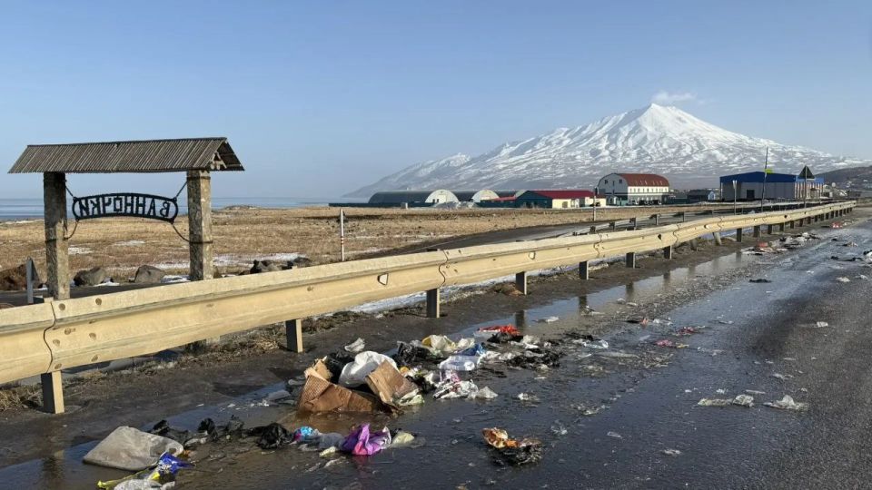 Уникальные ландшафты Итурупа превращаются в свалку на глазах у туристов