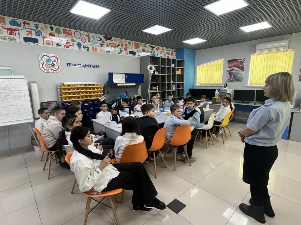 На Сахалине транспортные полицейские обсудили со школьниками правила поведения в социальных сетях и мессенджерах