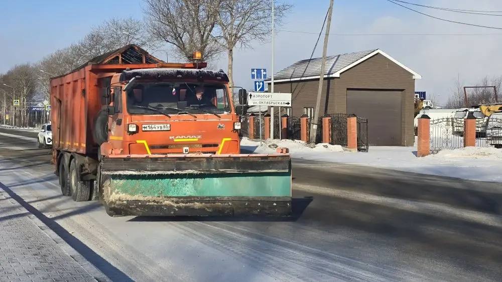Последствия оттепели устраняют дорожники на трассах юга Сахалина с трёх часов ночи