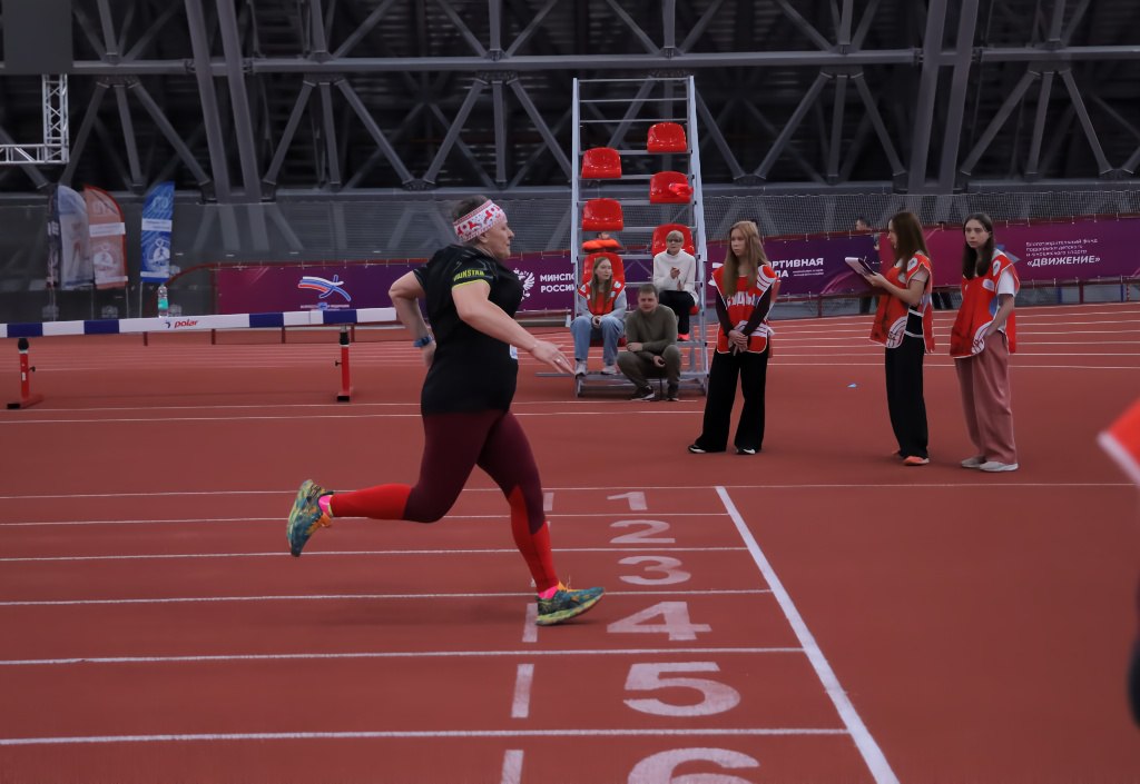 Сахалинские ветераны легкой атлетики впервые выступили в манеже Сахалинские ветераны легкой атлетики впервые выступили в манеже