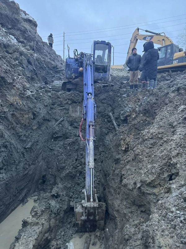 МинЖКХ: порыв водопровода в Долинском районе мог произойти из-за кучи грунта