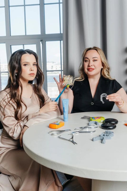 Как сохранить улыбку в 50 лет: уход за коронками и имплантами