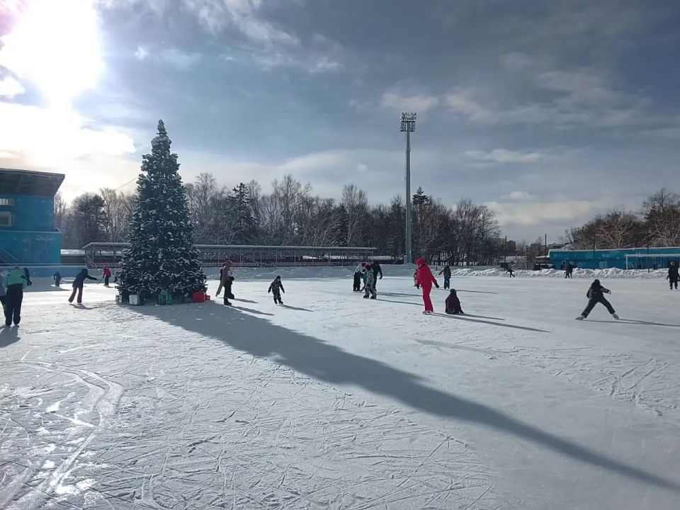 Самый большой каток Южно-Сахалинска закрыли до следующей зимы