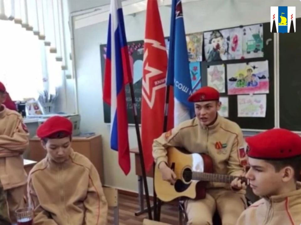Волейбол на полу и песни под гитару: сахалинские школьники сыграли с ветеранами специальной военной операции