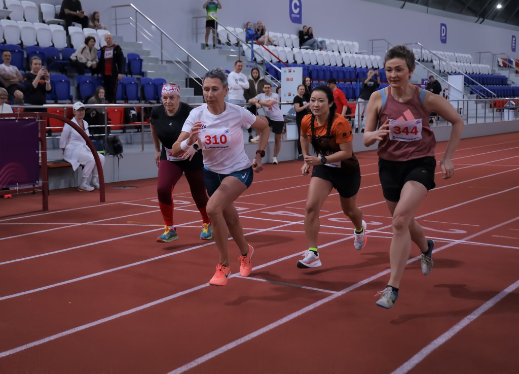 Сахалинские ветераны легкой атлетики впервые выступили в манеже Сахалинские ветераны легкой атлетики впервые выступили в манеже