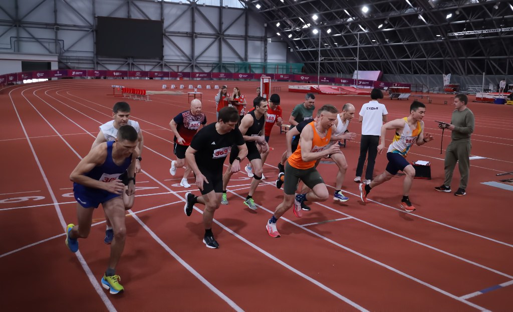 Сахалинские ветераны легкой атлетики впервые выступили в манеже Сахалинские ветераны легкой атлетики впервые выступили в манеже