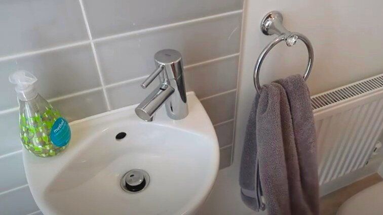 Неожиданные секреты: как кондиционер для белья может облегчить уборку