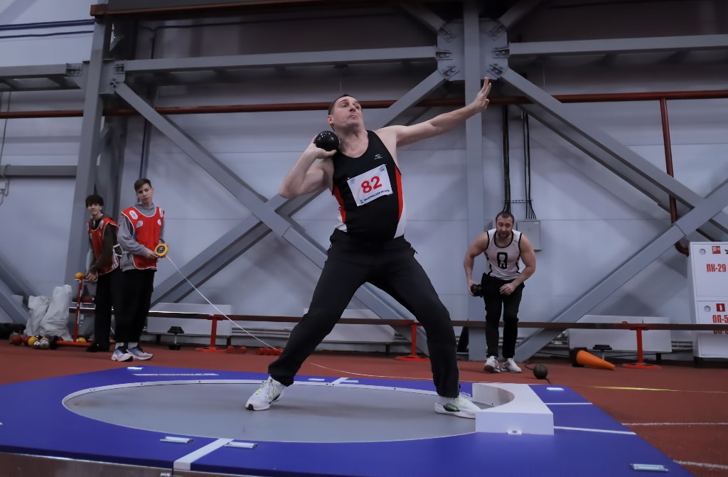 Сахалинские ветераны легкой атлетики впервые выступили в манеже Сахалинские ветераны легкой атлетики впервые выступили в манеже