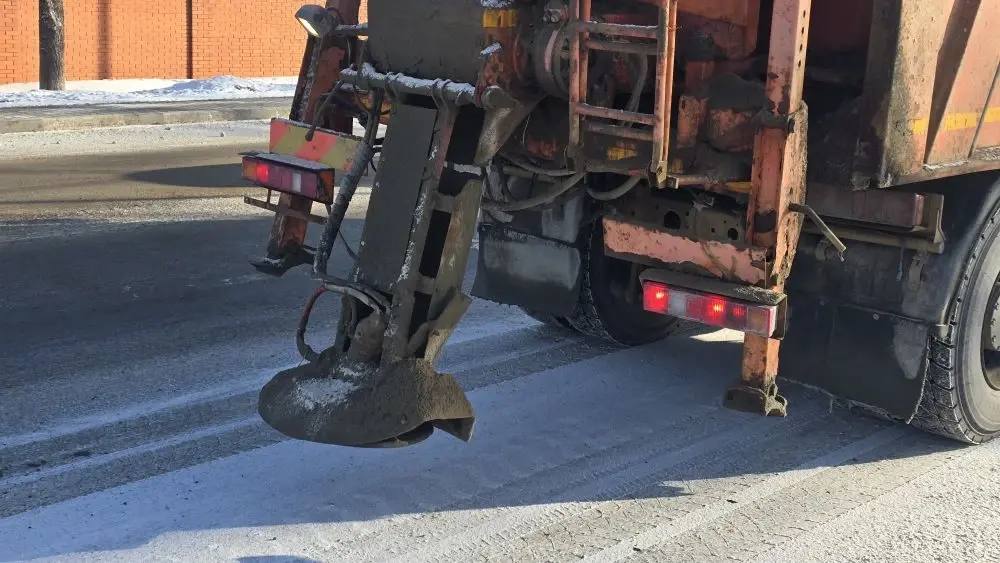 Последствия оттепели устраняют дорожники на трассах юга Сахалина с трёх часов ночи Последствия оттепели устраняют дорожники на трассах юга Сахалина с трёх часов ночи