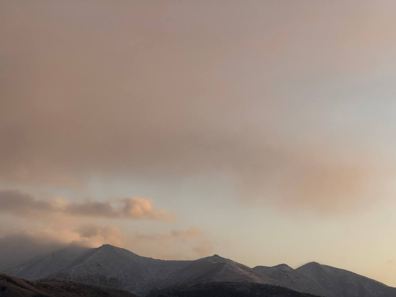 Этим утром в городе особенно ощущается приближение весны… Этим утром в городе особенно ощущается приближение весны…