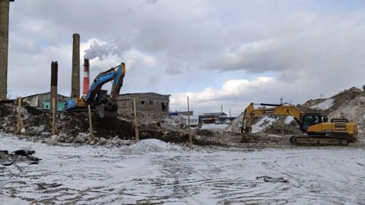 В Холмске сносят здание бывшего целлюлозно-бумажного завода