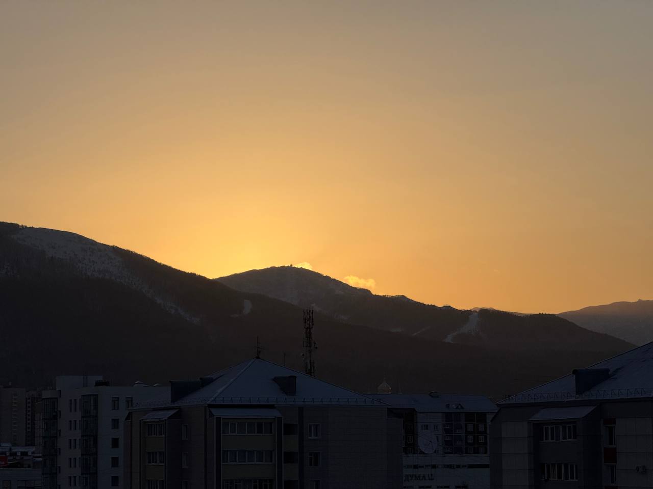 Этим утром в городе особенно ощущается приближение весны… Этим утром в городе особенно ощущается приближение весны…