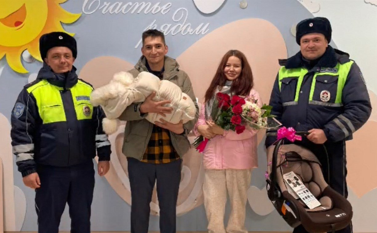 Сотрудники ГАИ подарили автокресло маме из Троицкого, которую экстренно доставили в роддом