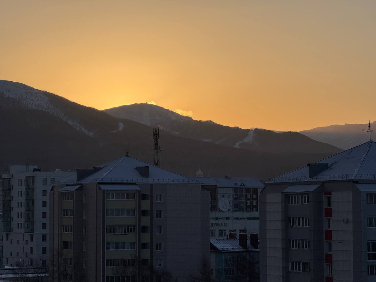 Этим утром в городе особенно ощущается приближение весны… Этим утром в городе особенно ощущается приближение весны…